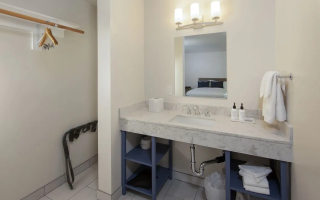 Inn At Moss Landing Point