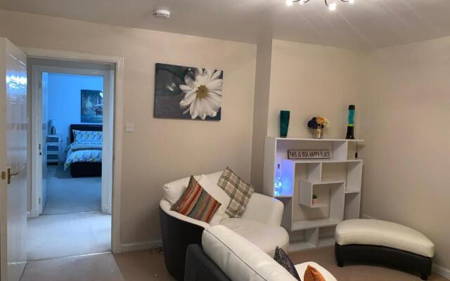 2 Bedroom Immaculate and Stunning Charles Space