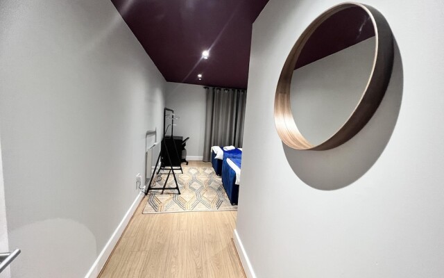 3br-sleeps8-canarywharf-cinemabedroom