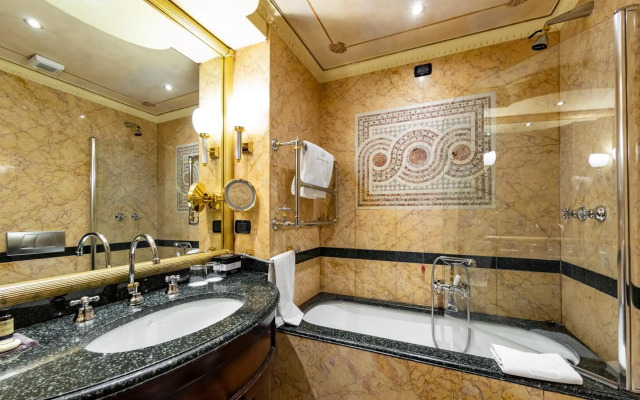 River Château Hotel