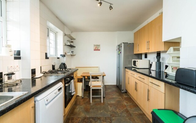 Bright and Comfortable 2 Bedroom Flat Oakwood