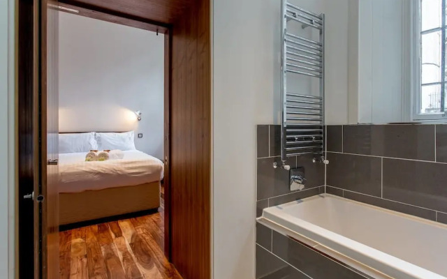 JOIVY Location, Location! North Bank Street Luxury Apt