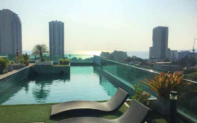 Fantastic Roof top Pool!