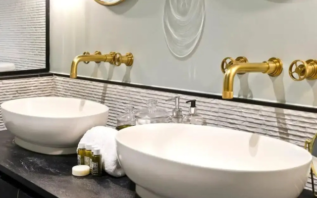 Colourful 3 Bed Kensington Garden Flat