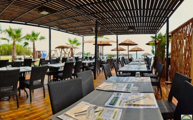 Seaside apartment with beach service