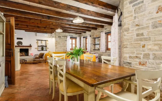 Beautiful Stone Villa in Tinjan With Swimming Pool