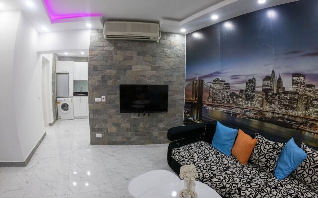 Luxurious One Bedroom Apartment by pool
