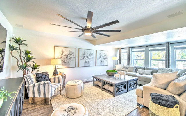 Modern Phoenix Home: Poolside Family Retreat!