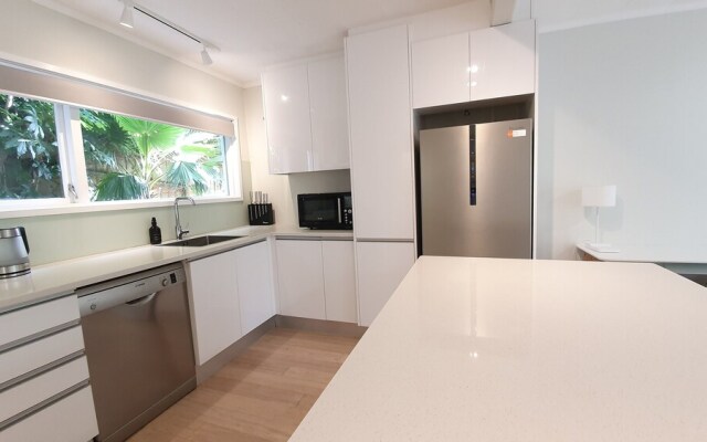 Herne Bay Gem Near Beach - Carpark