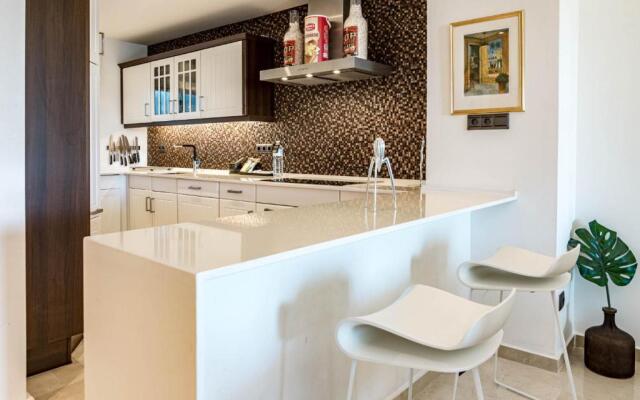 CB1- Sweet flat, shared pool in perfect location