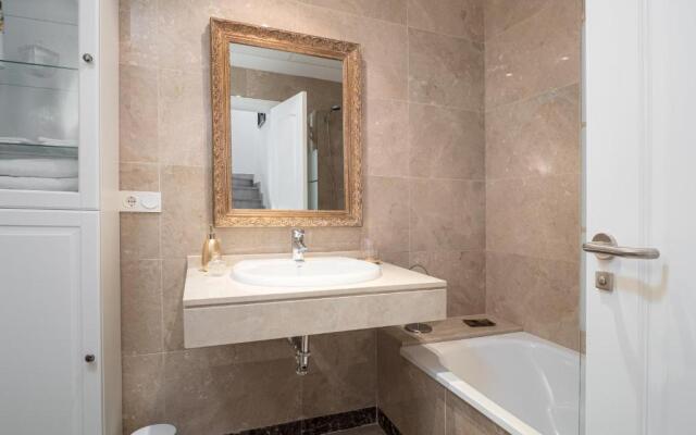 2305 - Luxury villa with sea view and pools