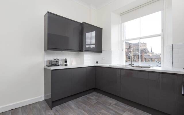 Elegant 3 Bedroom Central Apartment W/Castle View