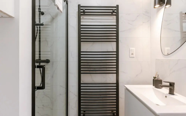 Modern Apartment With Balcony Near City Center