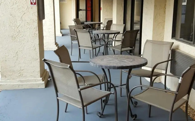 Tricove Inn & Suites