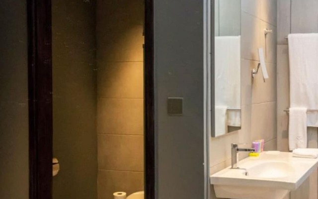 Trademark Hotel, Trademark King Twin Room in Nairobi No001