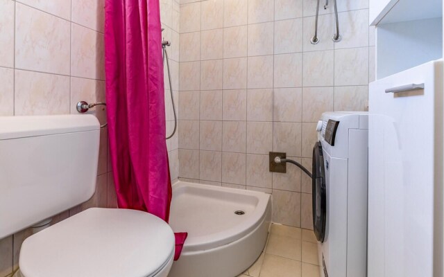 Stunning Apartment in Liznjan With 2 Bedrooms and Wifi