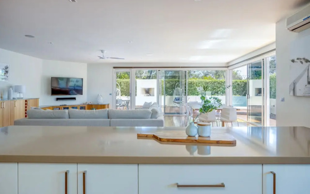 The Sanctuary: Stunning. Hot tub spa + Linen