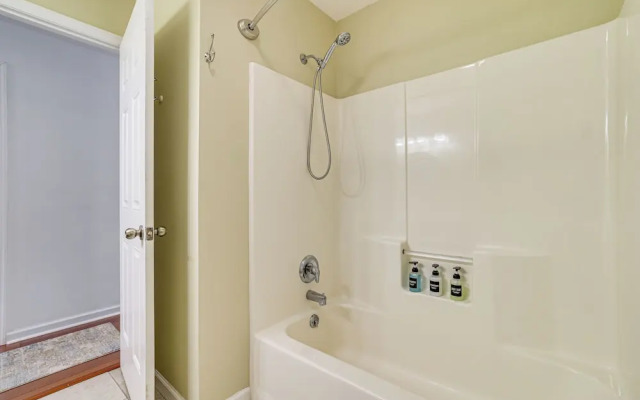 Hot Tub + Decks: Tree-lined Retreat in Pocono Lake