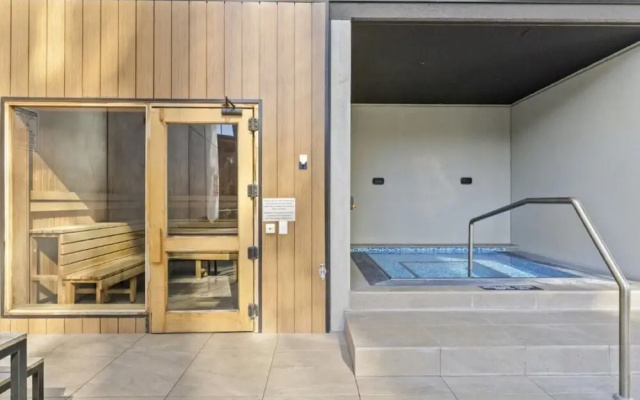 Panoramic Lake View 2-bed With Pool,