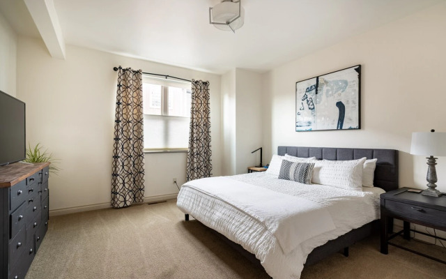 Rooftop Deck Walk to River Downtown Fire pit