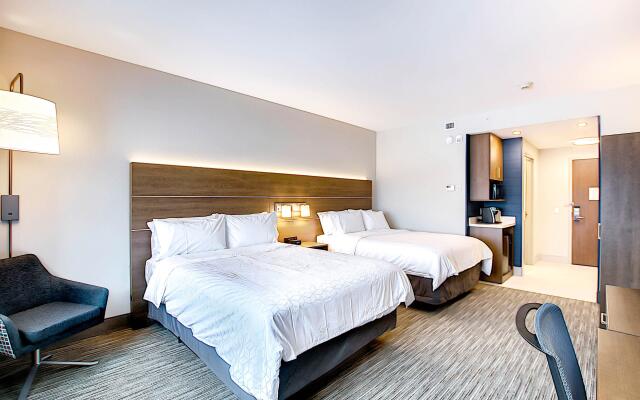 Holiday Inn Express & Suites Calgary Airport Trail NE, an IHG Hotel