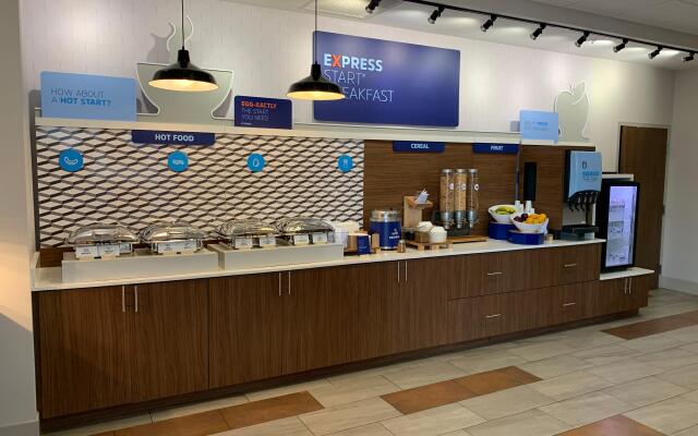 Holiday Inn Express & Suites Moore by IHG