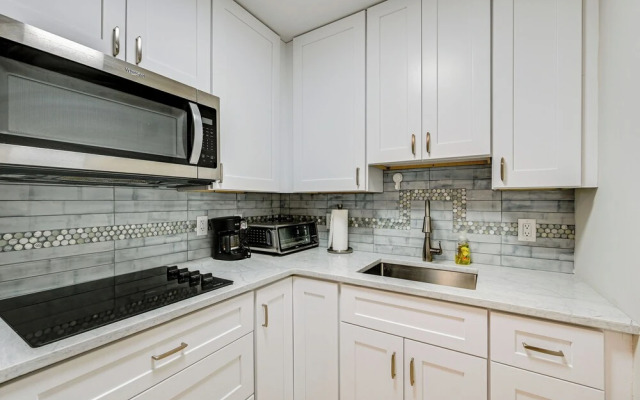 Naples Condo w/ Pool - Walk to Dining & Beach