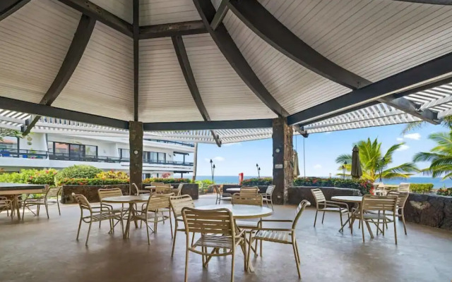 Kona Alii Oceanview Pool Shops & Restaurants