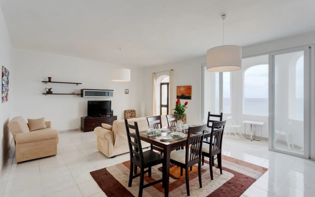Seafront Apartment in Sliema wt Breathtaking Views