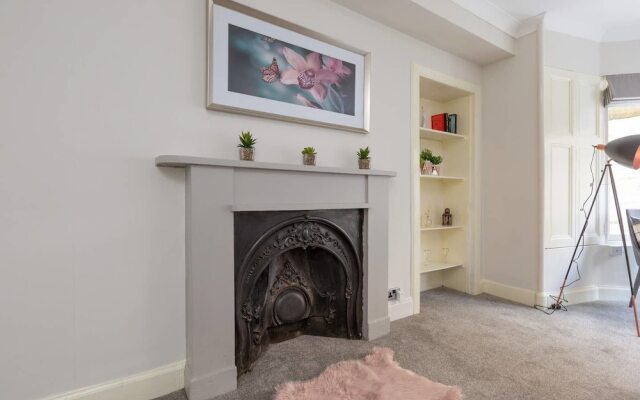 Refined Ground-floor Apt Near Stockbridge Market