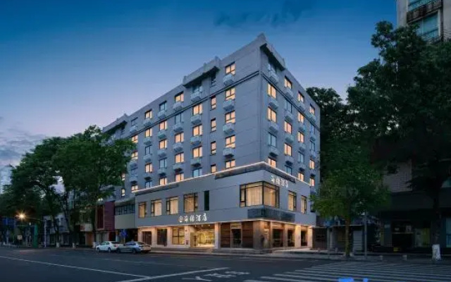 Ningbo Haibo Hotel (Tianyi Square Chenghuangmiao Subway Station)