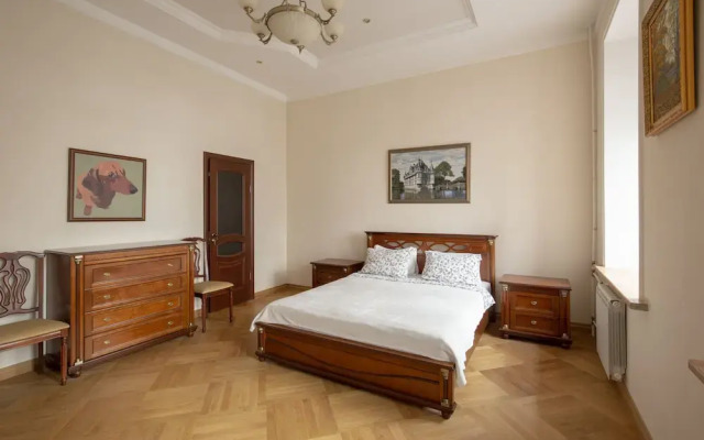 City of Rivers, Адмиралтейская наб., 10