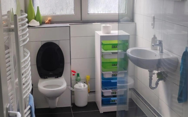 Uni, FH, Gesundheits Campus nähe, Zimmer mit Garten & Terrasse