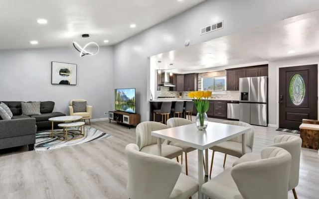 Beautiful 4BR Home Nr Disneyland