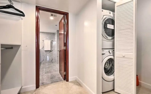 Waterfront High-Rise Condo - Miami Beach 5 Mi