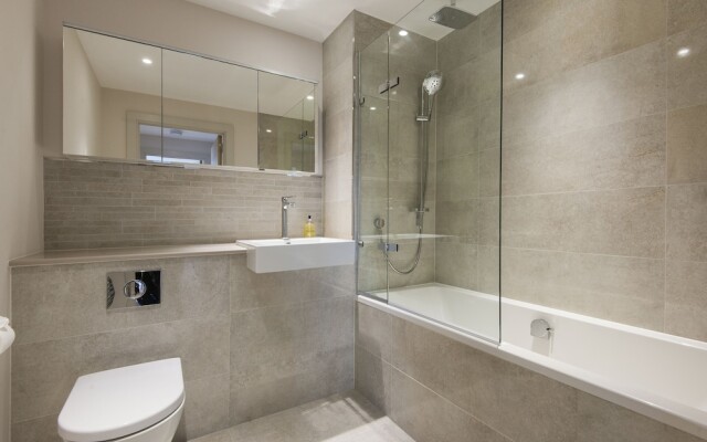 Contemporary Victoria Home by the River Thames