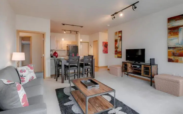 Hoyt Street Apartment by Stay Alfred