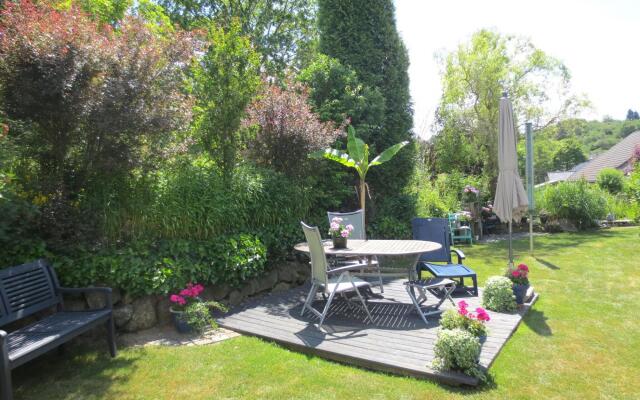Pretty holiday apartment with an idyllic garden in Daun
