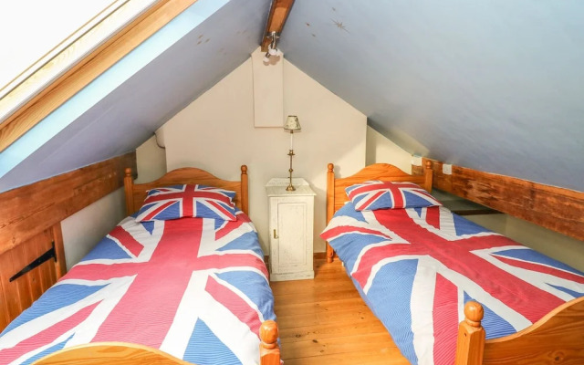 1 Bridge End & Garden