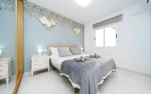 Modern 3-bed Apt, Sleeps 7, 6 Min Walk to Beach