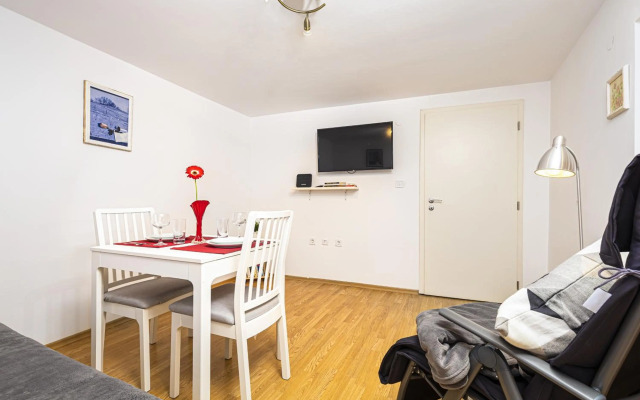 Peaceful Riverside Studio with Garage & private Patio Garden Center