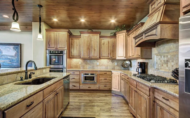 Lofty Fox Villa by RedAwning