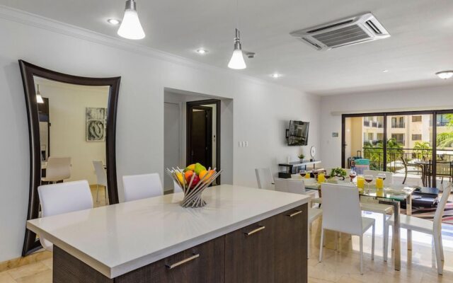 Beautiful 2BR Condo w Great Amenities Palmbeach