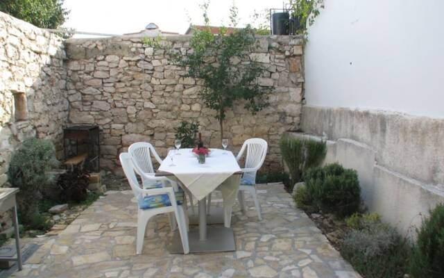 Simplistic Apartment in Jezera With Garden