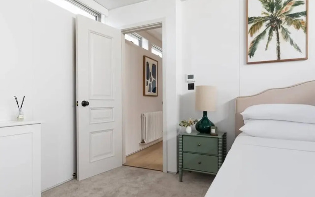 Cheyne Walk Houseboat by Onefinestay