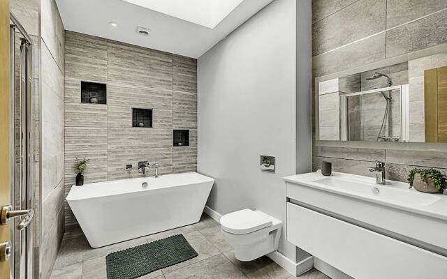 Beautiful Abode In Brentford