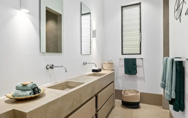 New Designer Villa King Beds Pool Near Beach