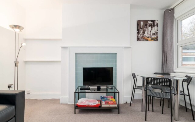 Modern 2 Bed, for 4 Guests in Golders Green!