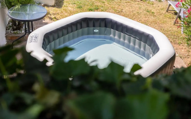 Charming studio with hot tube, terrace, barbecue and garden