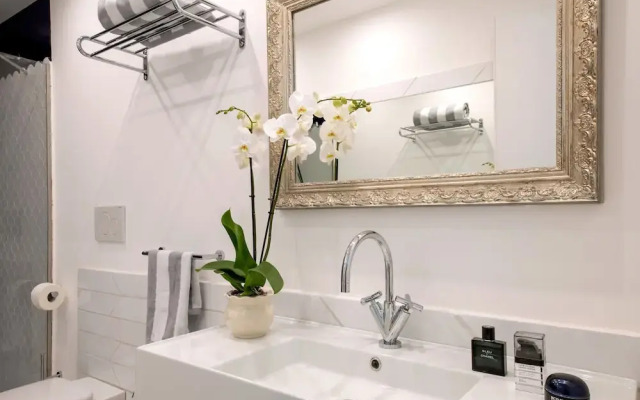 Luxury Suite with Garden and Jacuzzi